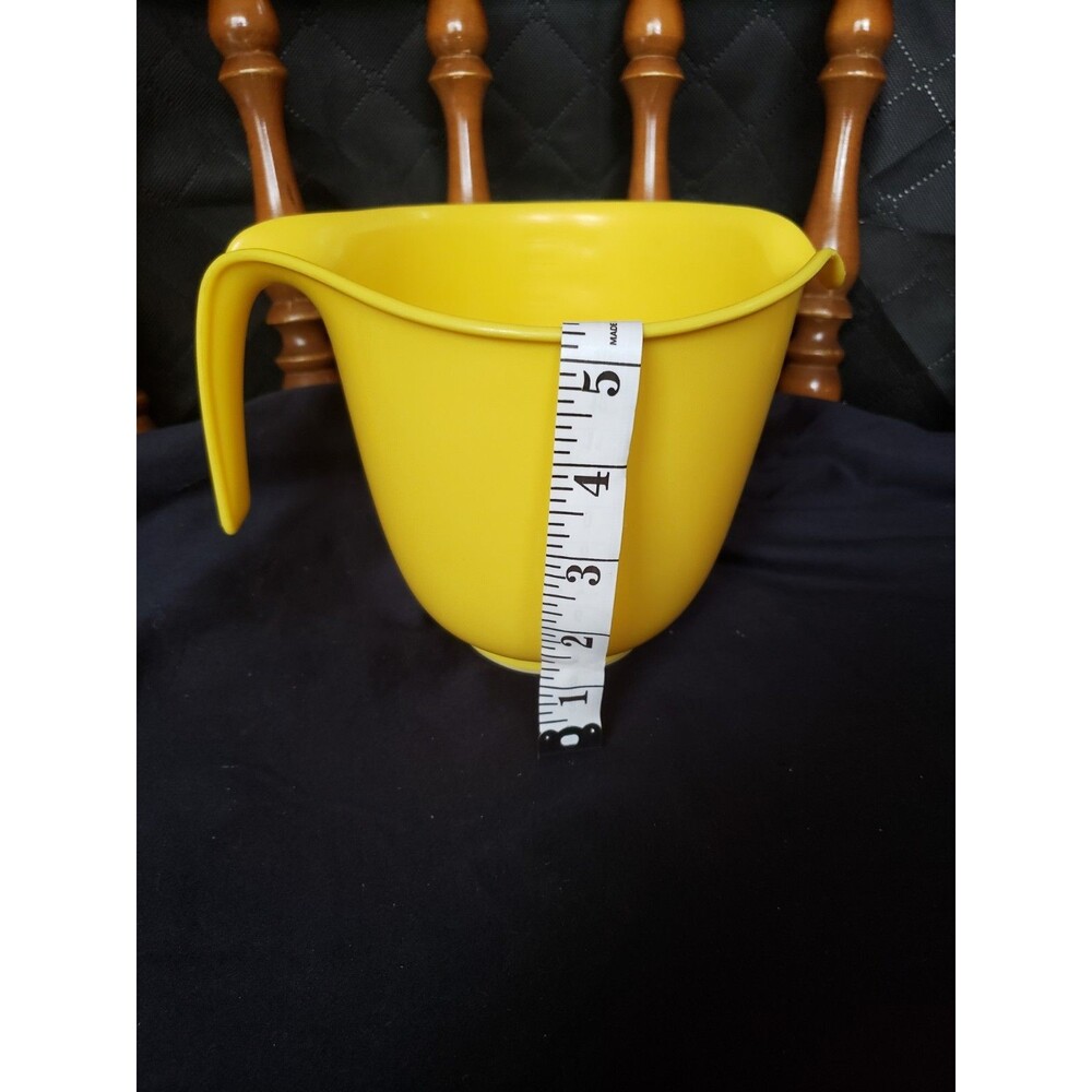 Vtg Rubbermaid Yellow Batter Bowl Measuring 1.5 Qt 6 Cup Grip N Mix #2661 USA